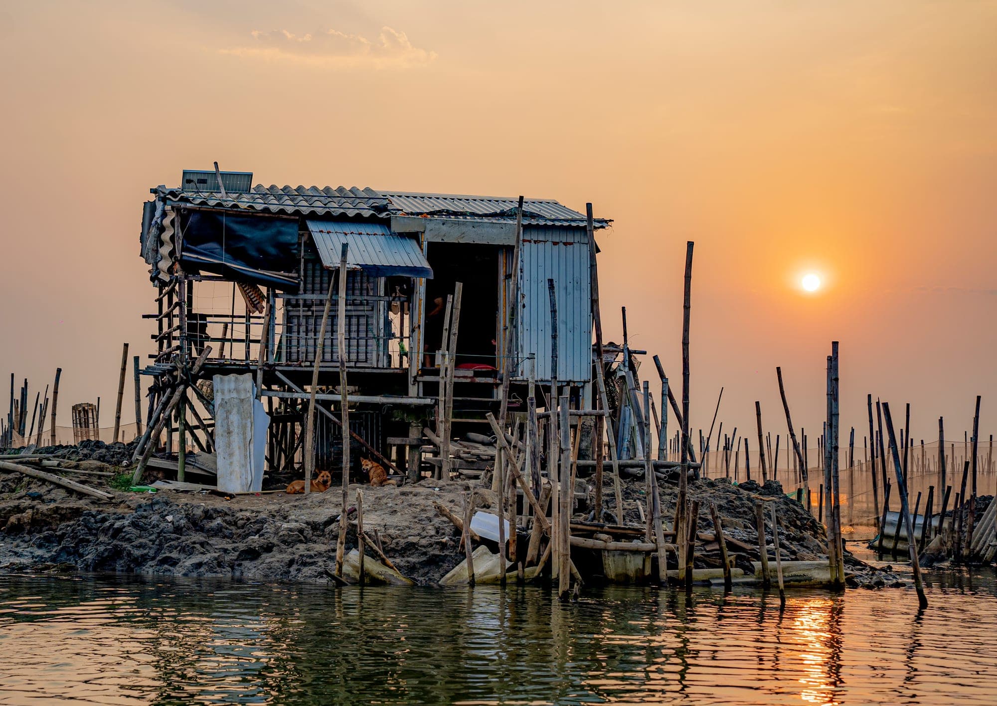 Nhà hàng nổi trên đầm Chuồn