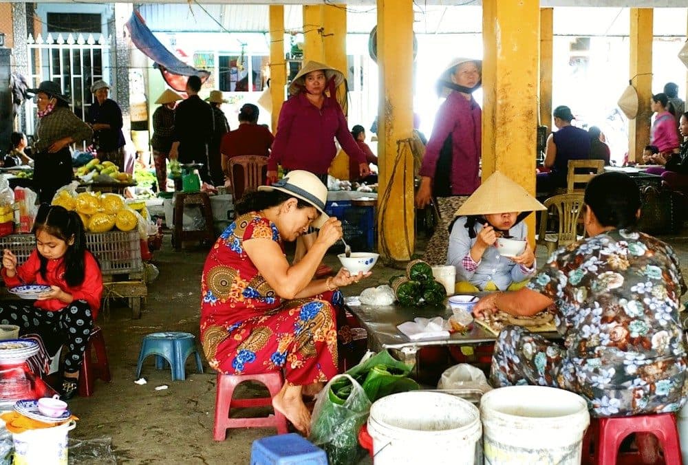 banh-xeo-ca-kinh-lang-chuon-banh-xeo-co-nguyen-con-ca-la-hen-7-1637631901 (2)